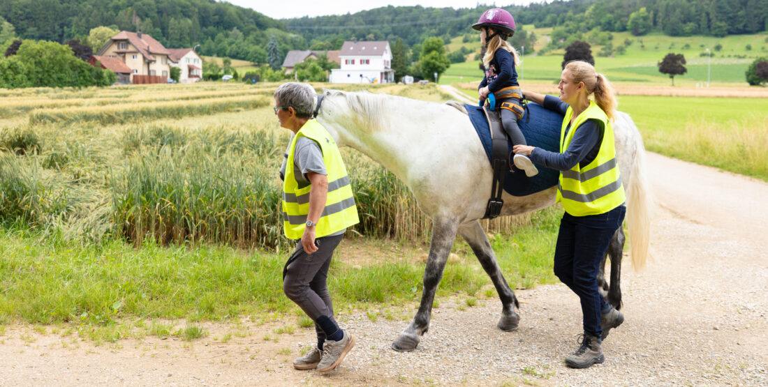 hippotherapie-k-kinder Physiotherapie auf dem Pferd mit Nicole Küng