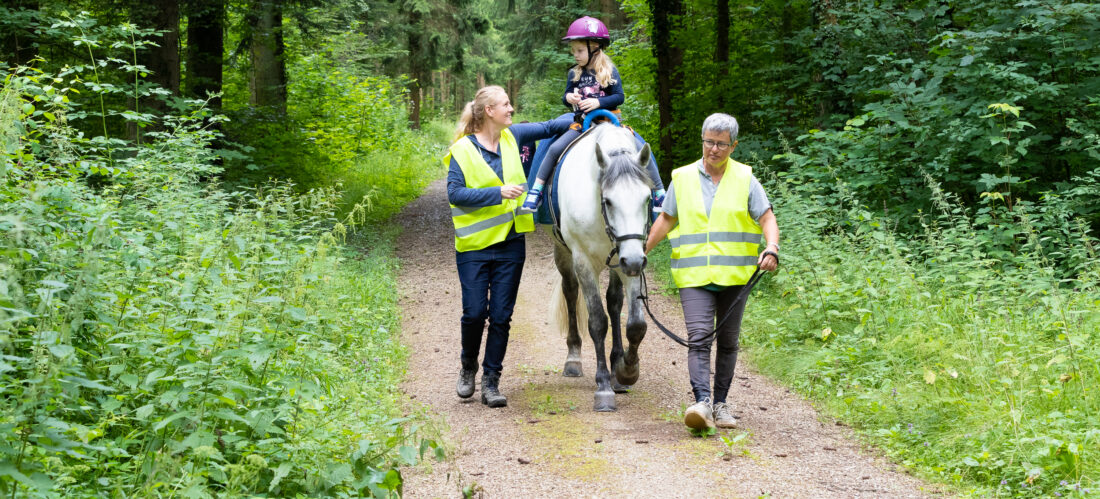 hippotherapie-k-kinder Physiotherapie auf dem Pferd mit Nicole Küng